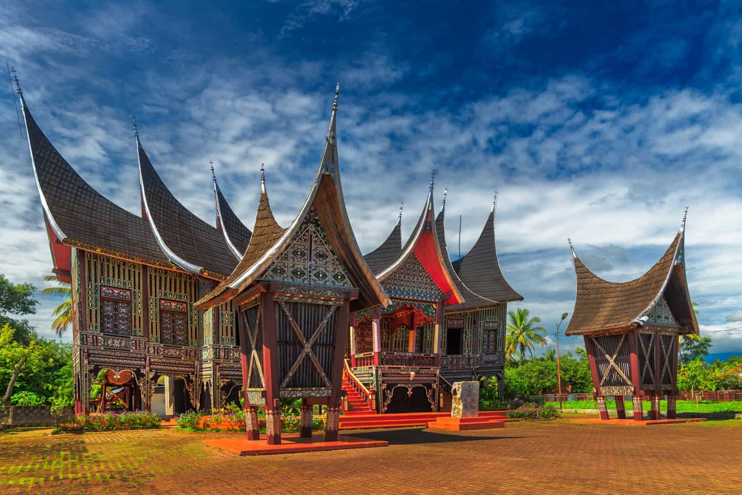 sumatran house with pointy roof corners 