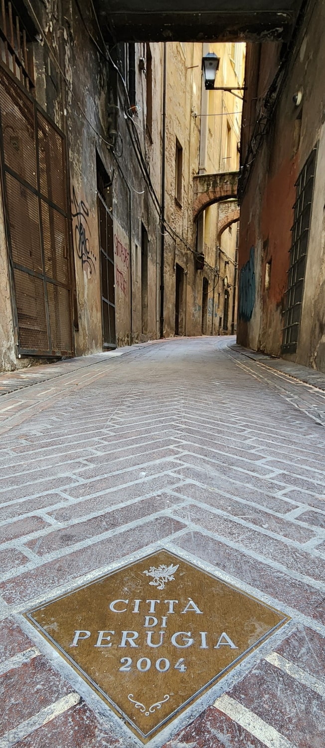 narrow alley with writing Perugia