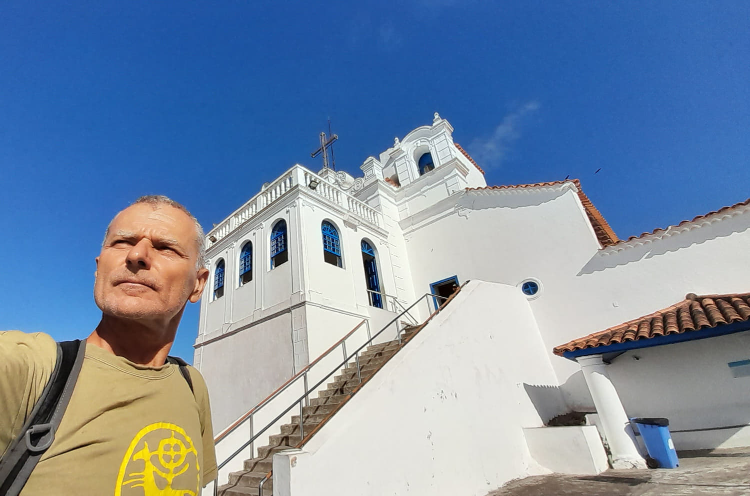 selfie with a white building above